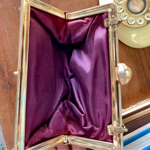 SOLD Vintage 1950s Lamè Fabric Clutch Bag Gold Tone Frame + Faux Pearl Shell - Picture 14 of 14